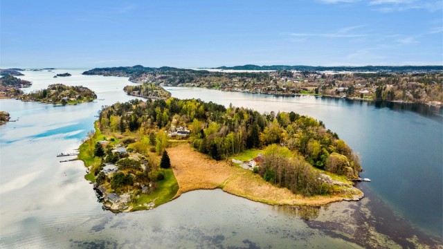 Hytta ligger en kort båttur unna, kun 3 minutt/250m i luftlinje fra land. Båtturen går i smult farvann fra Østerøya og bringer deg til en helt annen verden av opplevelse på idylliske Storholmen.
