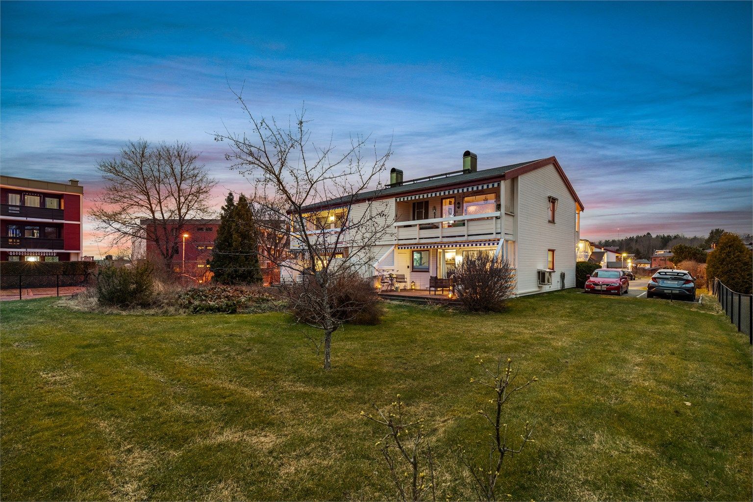 Med skjermet plassering i et tilnærmet bilfritt bomiljø, og i et attraktivt og etablert område, ligger forholdene godt til rette for en trygg og komfortabel bokvalitet.