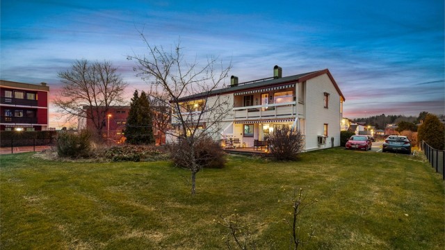 Med skjermet plassering i et tilnærmet bilfritt bomiljø, og i et attraktivt og etablert område, ligger forholdene godt til rette for en trygg og komfortabel bokvalitet.