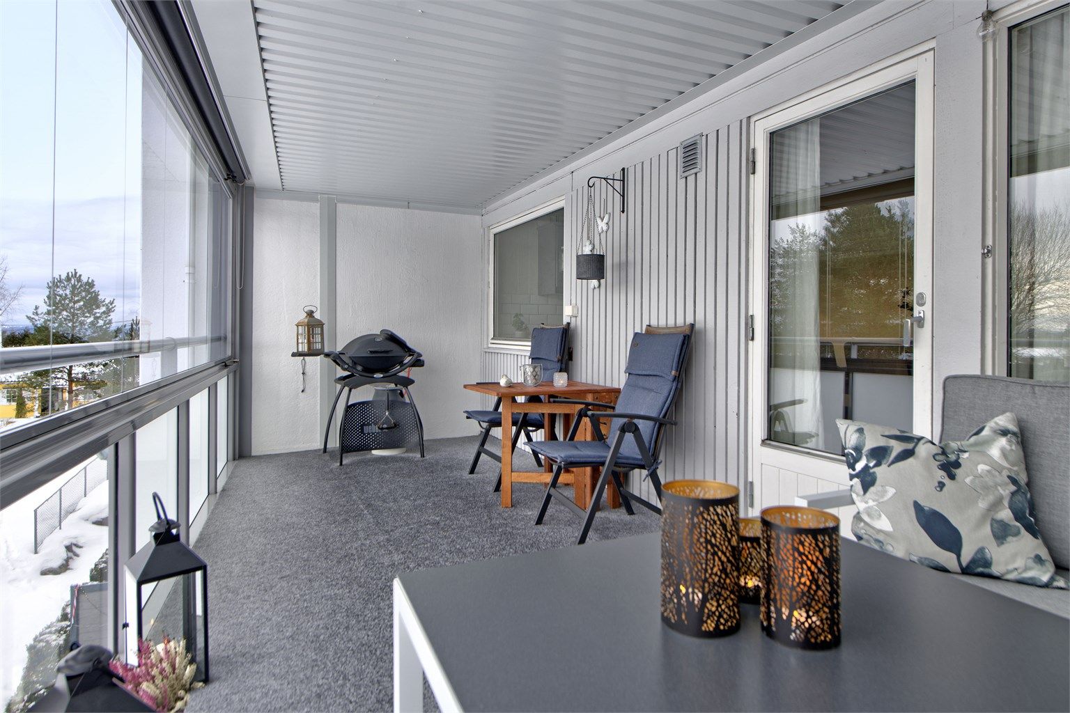 Balkong - solrik og innglasset balkong på 17 kvm - orientert mot syd - god plass til sittegruppe, sofaløsning, m.m.