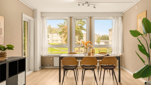 - Utgang fra stue til sørvendt balkong på ca. 8 kvm -