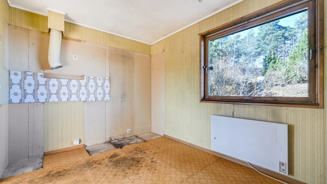 Kjøkkenet er klargjort for full rehabilitering. Her kan du designe og bygge ditt eget drømmekjøkken fra bunnen av.