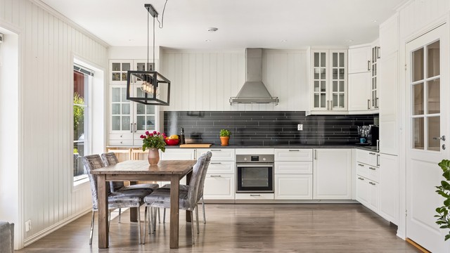 Kjøkkeninnredning fra byggeåret med profilerte fronter og laminert benkeplate.