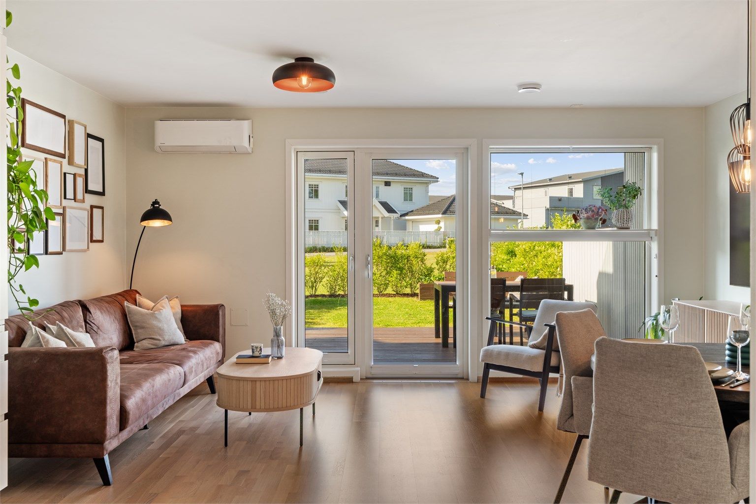 Fra stuen er det direkte utgang til en treplatting på 21 m².