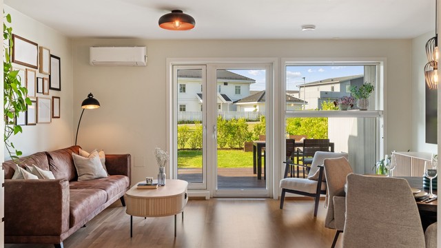 Fra stuen er det direkte utgang til en treplatting på 21 m².