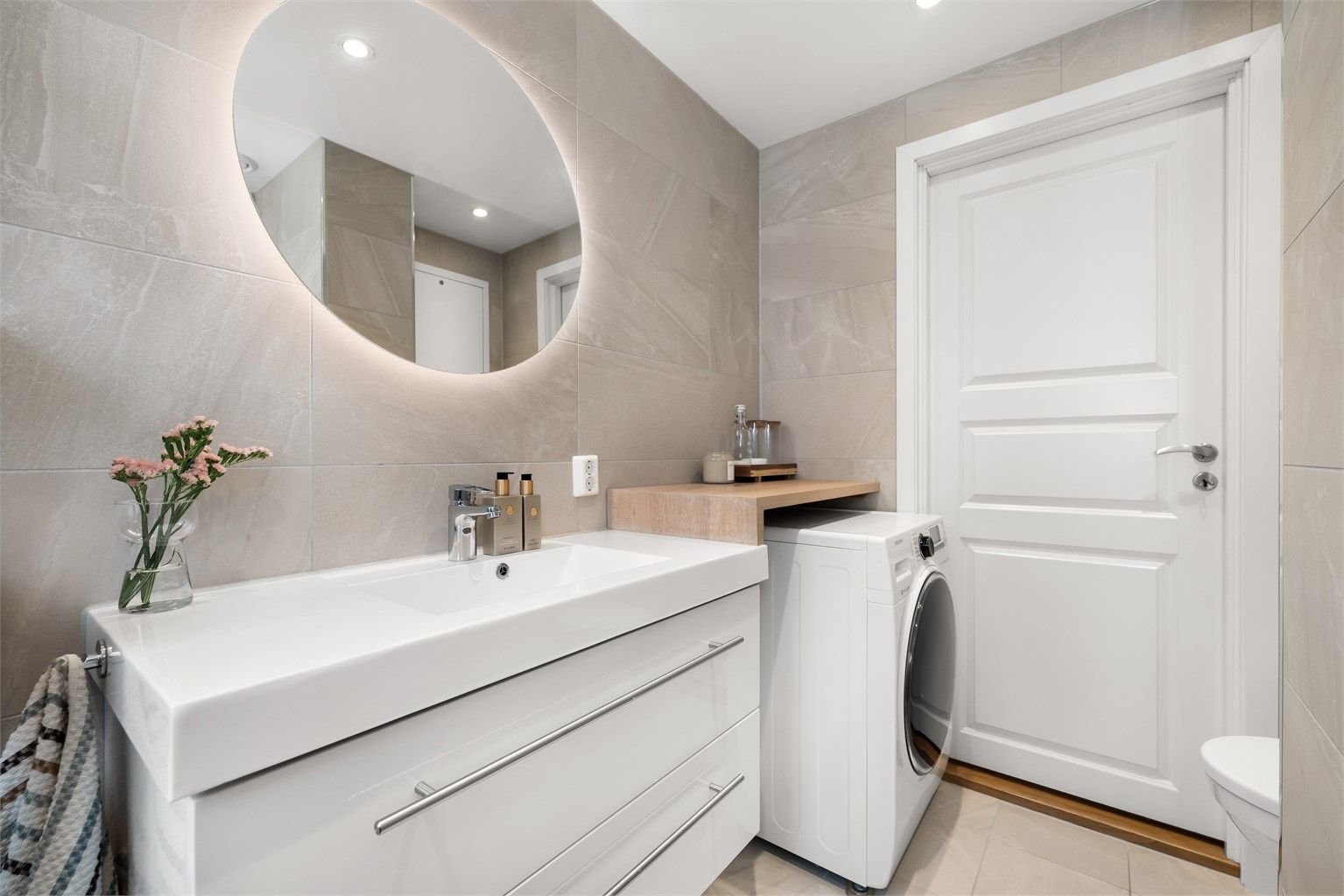 Badet har moderne standard og fine detaljer. Plass til vaskemaskin (som medfølger i handelen) på badet.