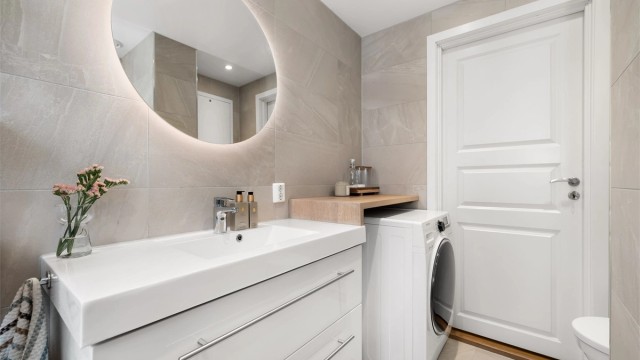Badet har moderne standard og fine detaljer. Plass til vaskemaskin (som medfølger i handelen) på badet.