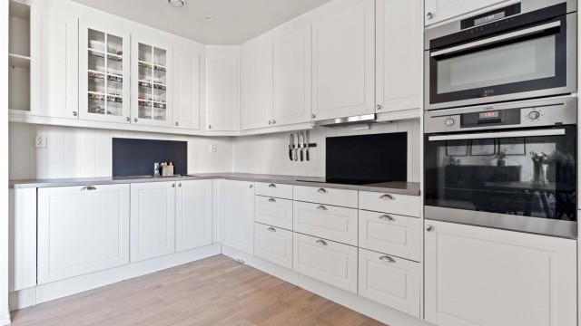 Kjøkkenet er utstyrt med integrerte hvitevarer som medfølger handelen.