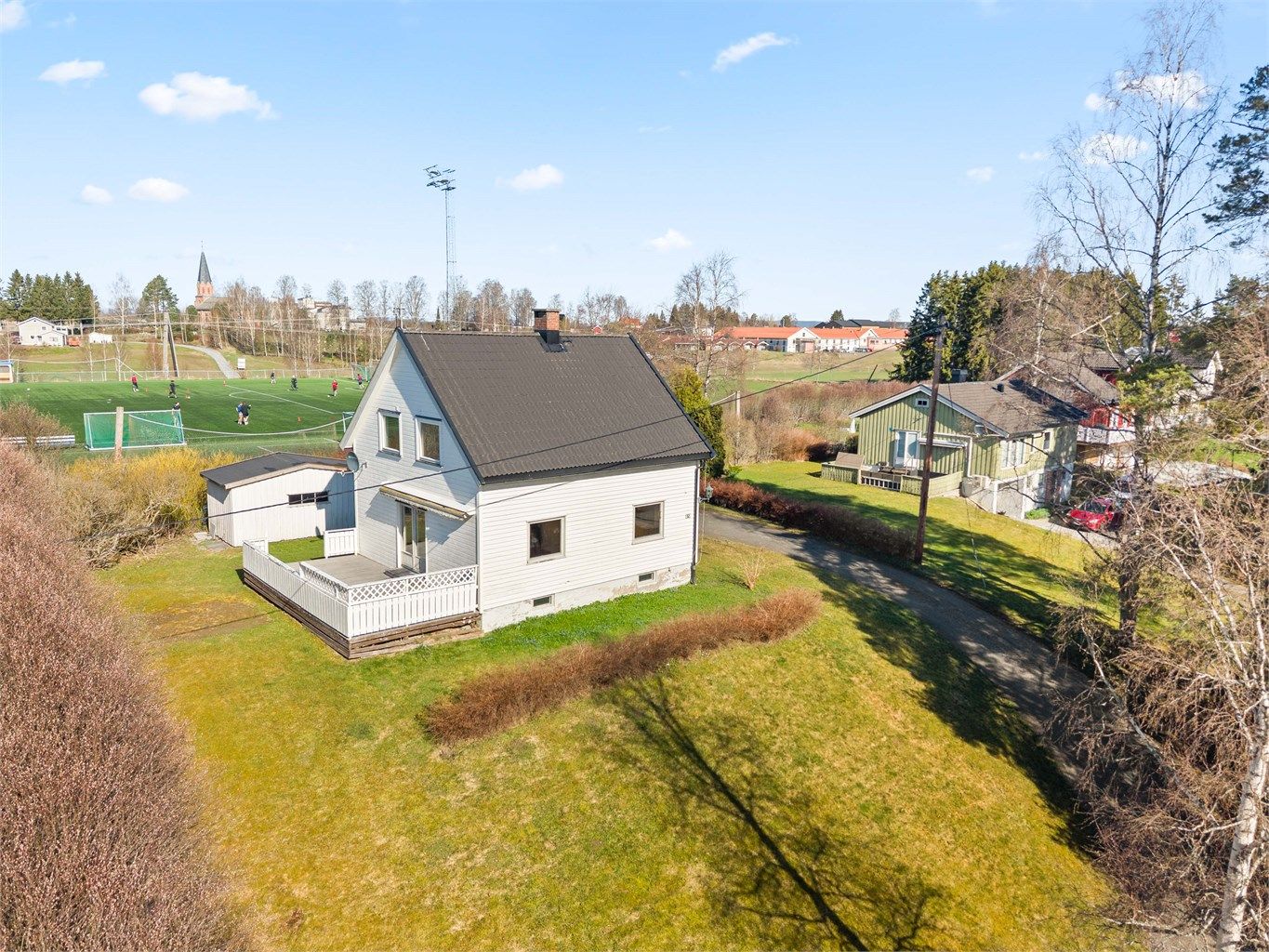 Beliggenheten er rolig og barnevennlig, med gangavstand til Årnes sentrum, skoler og idrettsanlegg som Årnes stadion.
Foto: Anders Botnmark. 