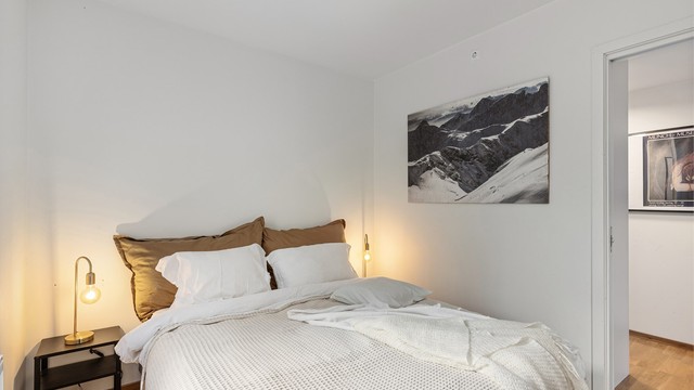 Soverommet har god plass til dobbeltseng og nattbord.