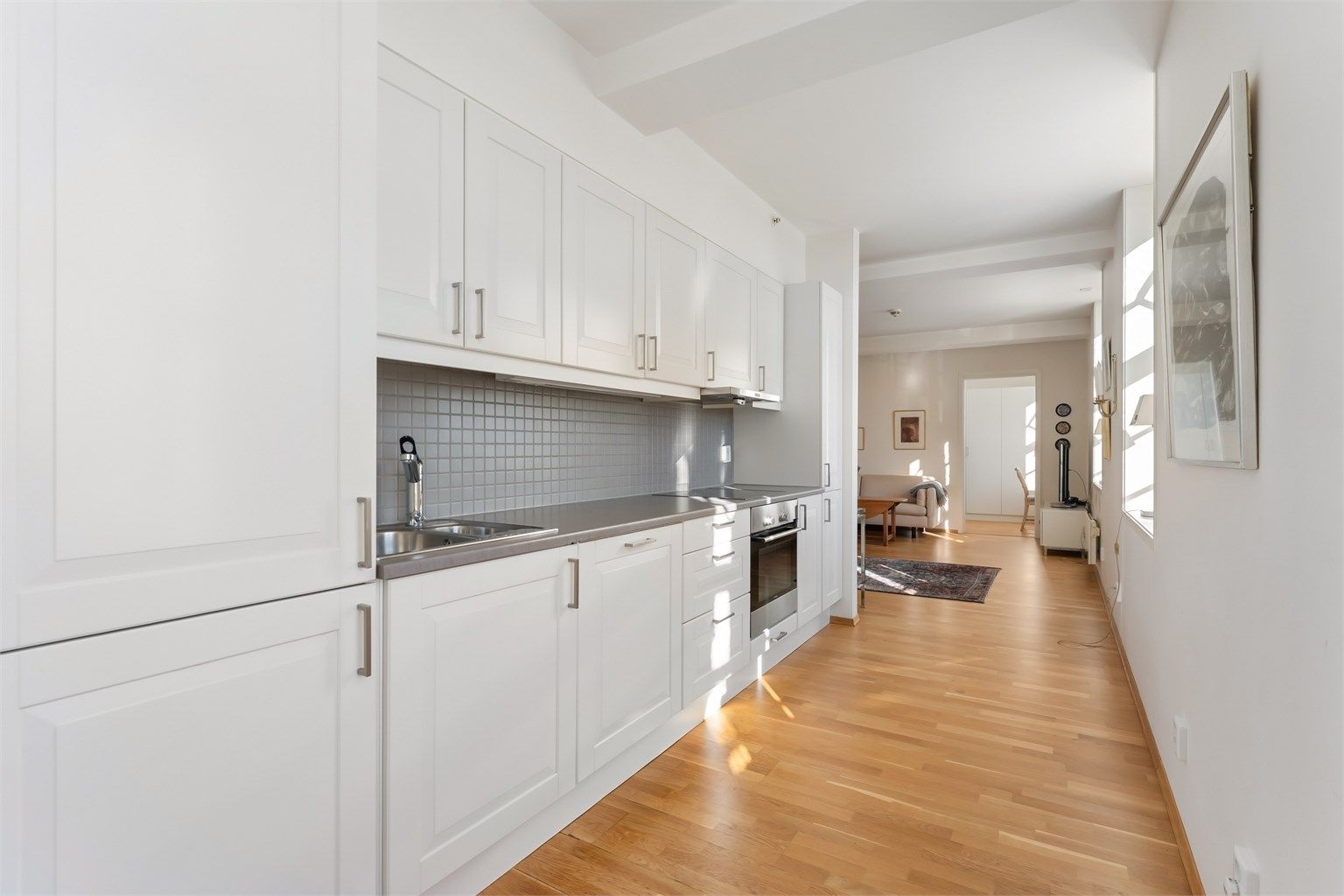 Laminatbenkeplaten er slitesterk, med nedfelt oppvaskkum i rustfritt stål.