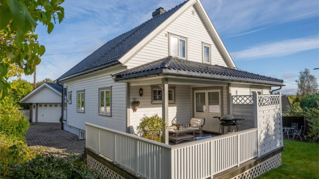 Deilig, delvis overbygget terrasse