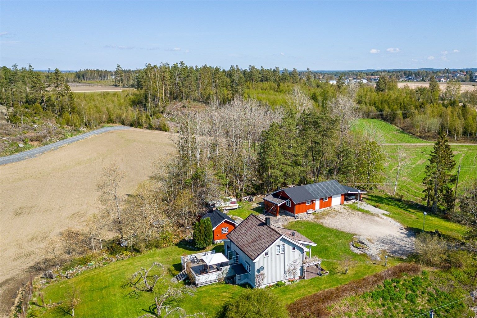 Eiendommen byr på rikelig med plass til å realisere småbruksdrømmen, enten du ønsker å dyrke jorden, skape ditt eget hageparadis eller drive med hobbyprosjekter.