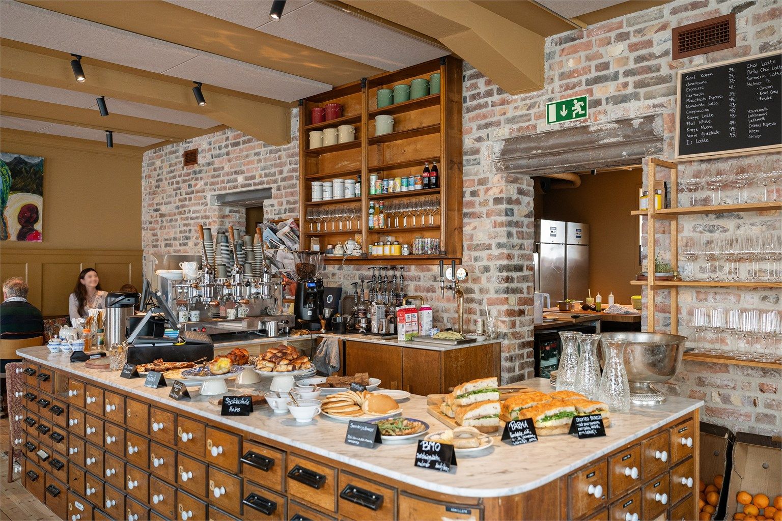 Caféen er i kort gangavstand fra leiligheten, og er et kjekt tilskudd til nabolaget