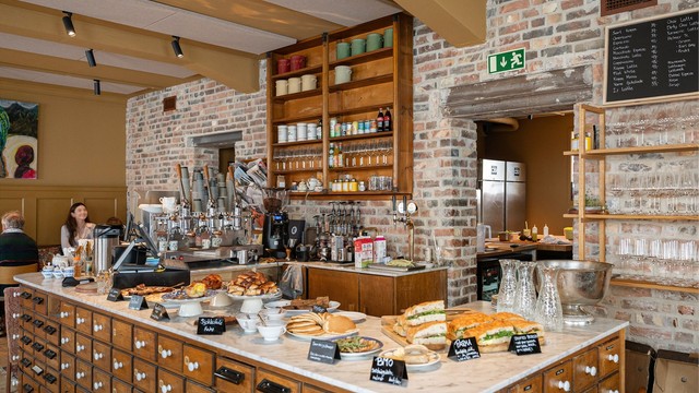 Caféen er i kort gangavstand fra leiligheten, og er et kjekt tilskudd til nabolaget