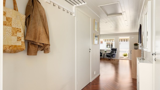 Fra gangen er det tilgang til kaldloft/lagringsloft via takluke med nedfellbar stige