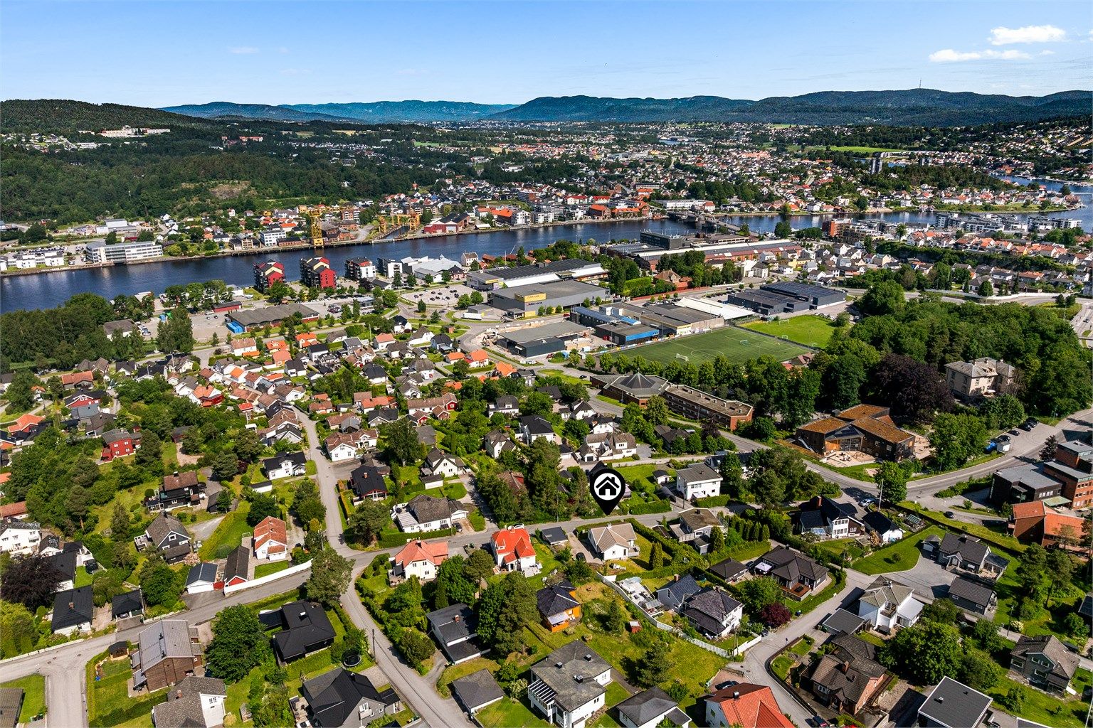Eiendommen har sentral beliggenhet med gangavstand til sentrum og alle byens fasiliteter.