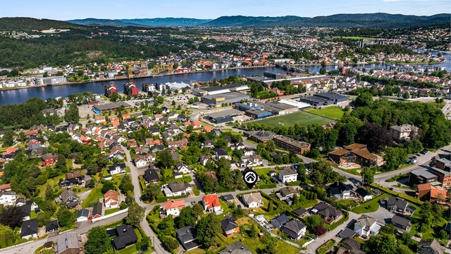 Eiendommen har sentral beliggenhet med gangavstand til sentrum og alle byens fasiliteter.