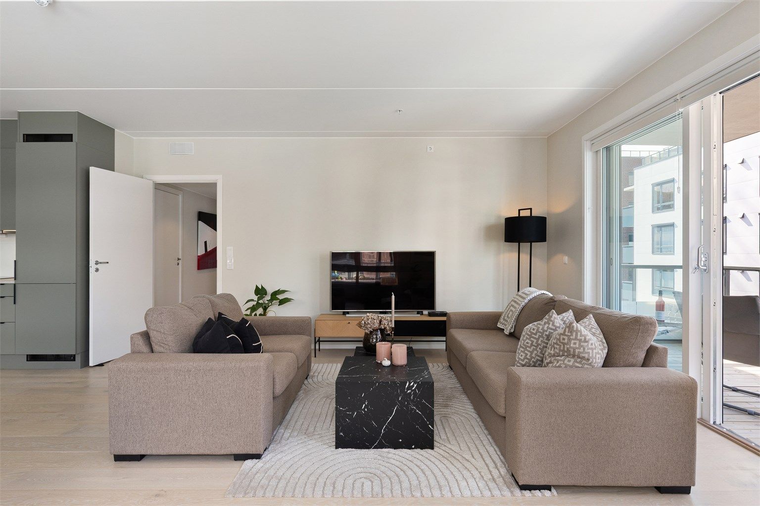 Romslig stue med god plass til sofagruppe