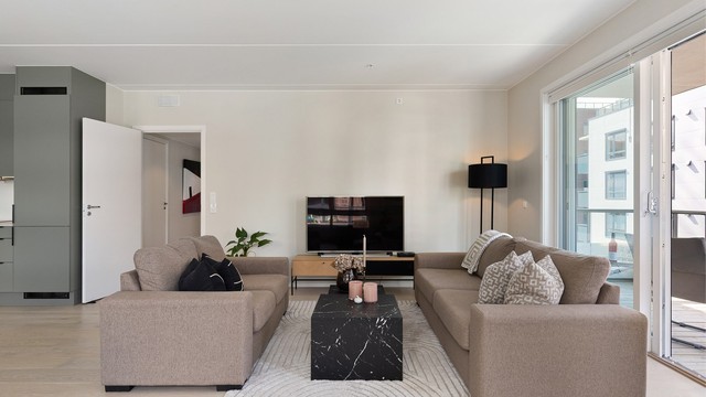 Romslig stue med god plass til sofagruppe