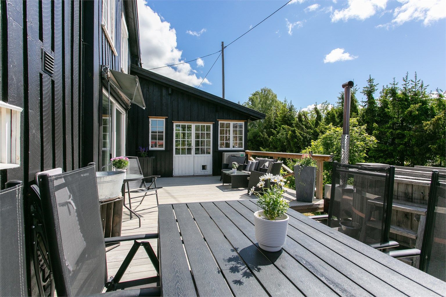 Her er det god plass til både spisebord og loungegruppe.