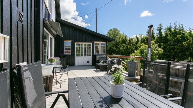 Her er det god plass til både spisebord og loungegruppe.