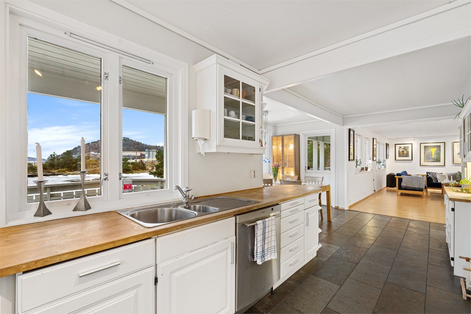 Store vindusflater gir godt med dagslys og en luftig romfølelse.