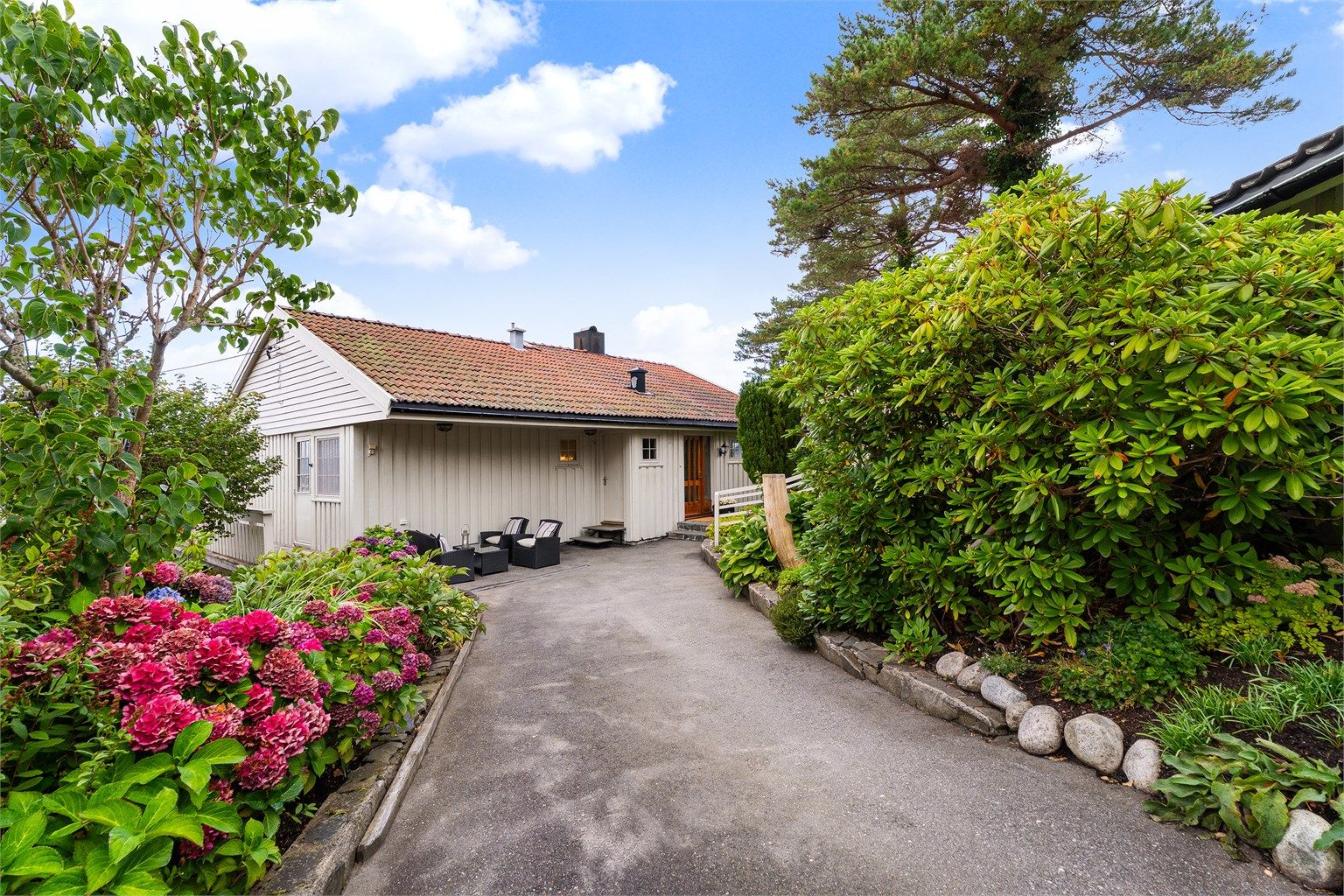 Flott og frodig innkjørsel.