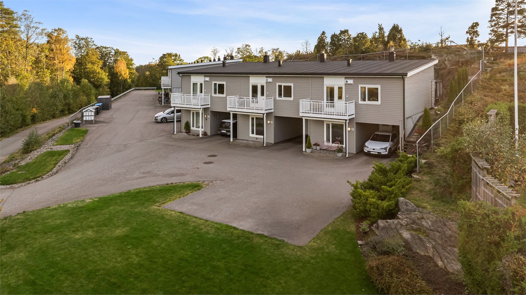 Praktisk med carport og isolert sportsbod rett utenfor inngangsdøren.