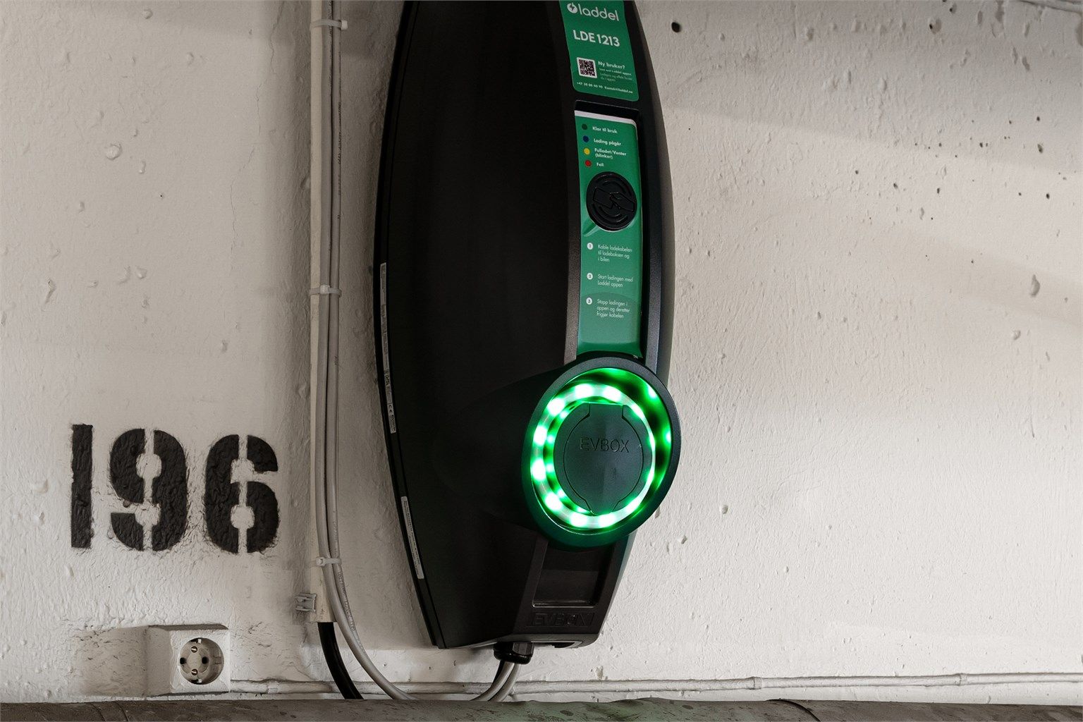 Parkeringsplassen er utstyrt med elbillader tilknyttet et abonnementssystem via sameiet.