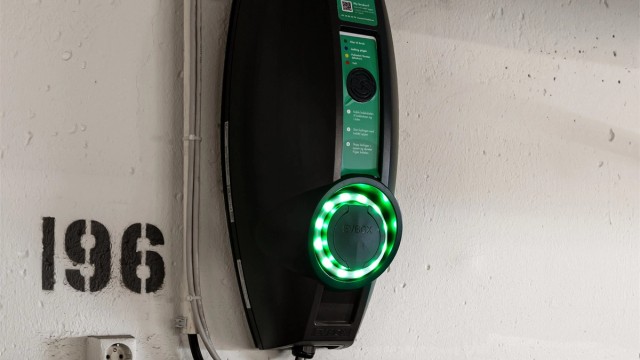 Parkeringsplassen er utstyrt med elbillader tilknyttet et abonnementssystem via sameiet.