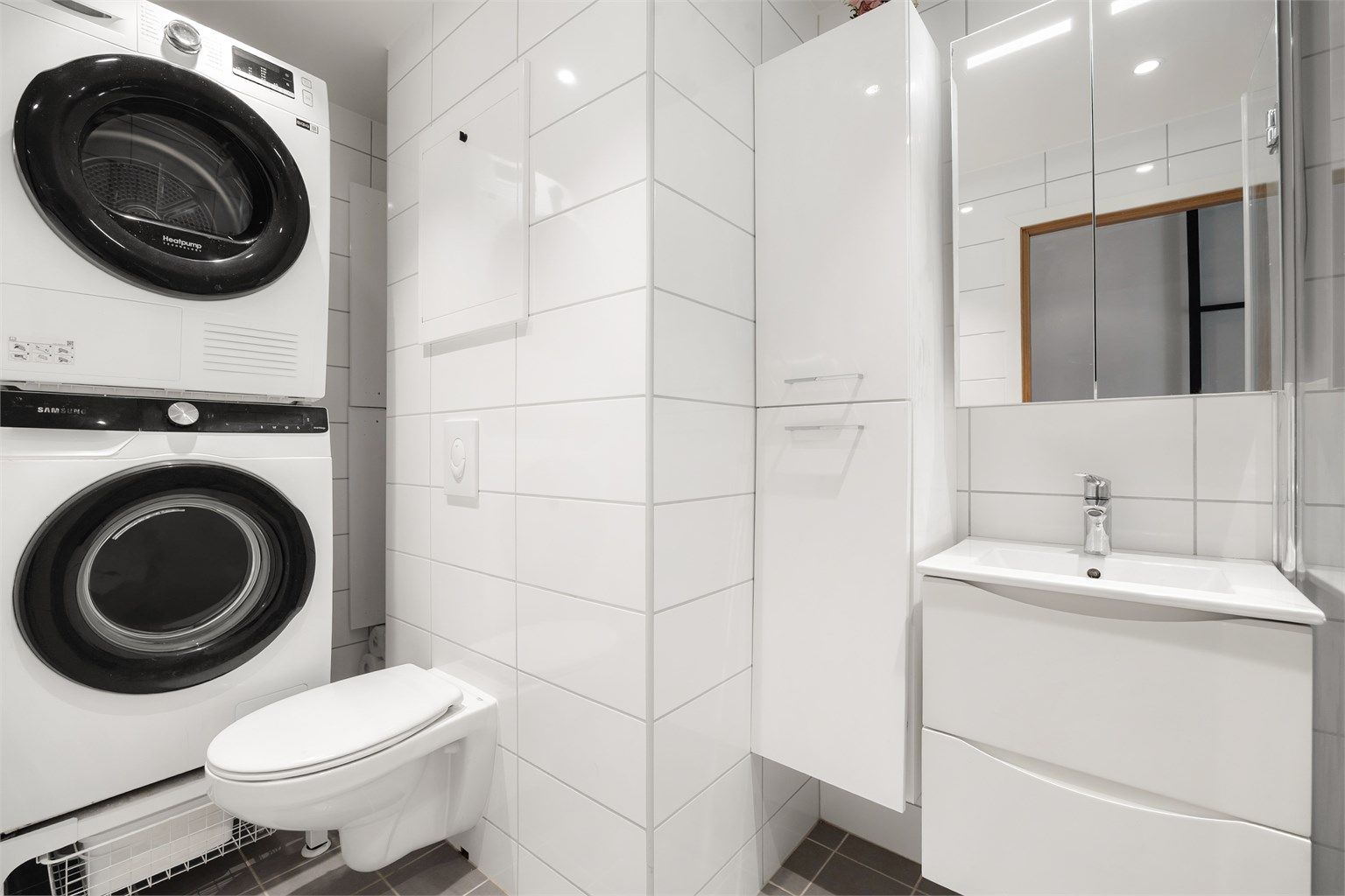 Badet har dusjhjørne, downlights i tak og varmekabler i gulv.