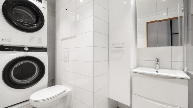 Badet har dusjhjørne, downlights i tak og varmekabler i gulv.