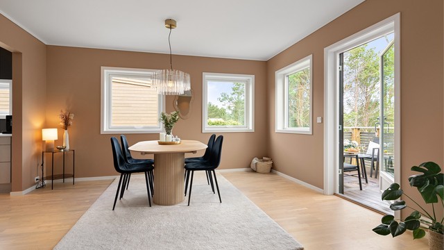 Stuen har god plass til både spisebord og sofagruppe, med direkte utgang til balkongen.
