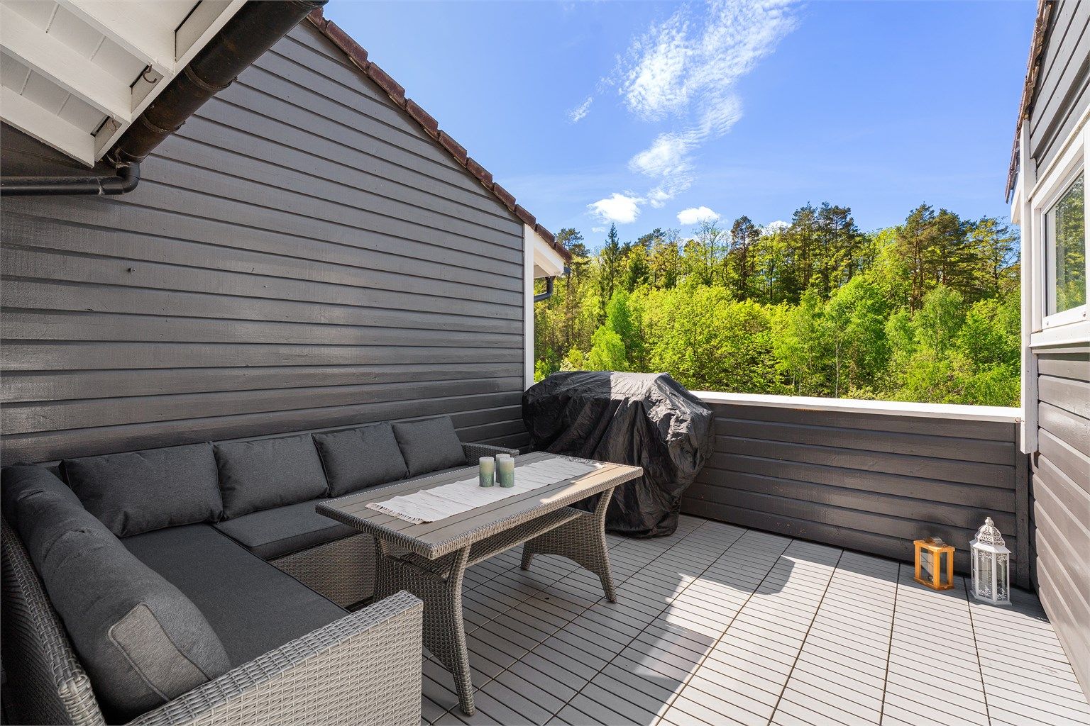 I øverste etasje finner du en lekker og skjermet takterrasse med gode møbleringsmuligheter. 