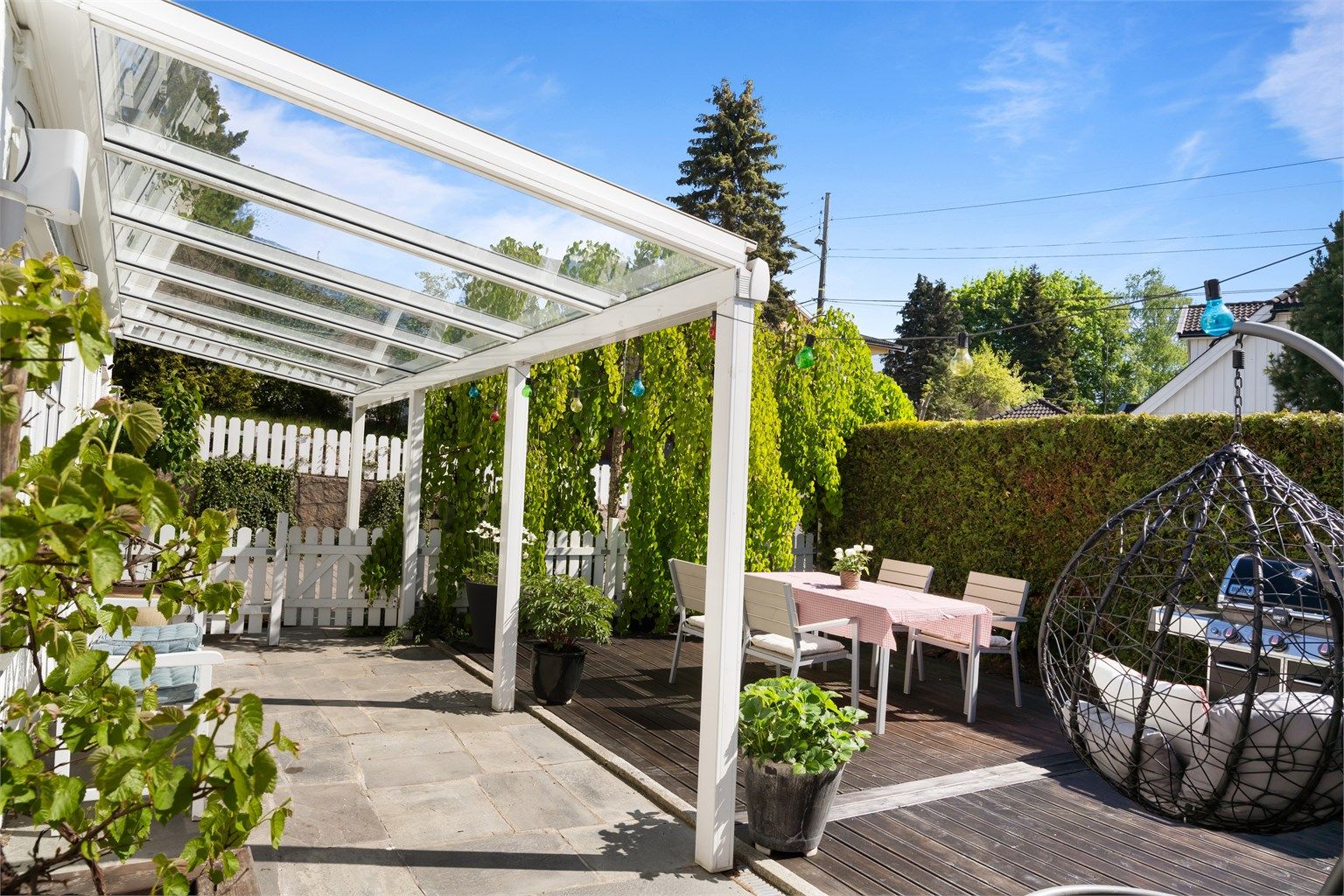 Uteplassen gir god plass til både spisegruppe og lounge – ideell for sosiale stunder.