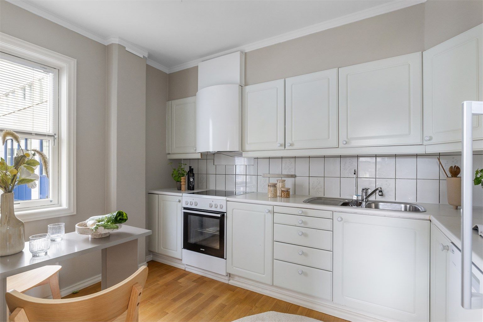 Leiligheten har et kjøkken med profilerte fronter og plass til en liten spiseplass. Komfyr og oppvaskmaskin medfølger handelen.