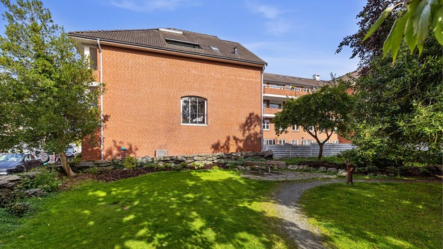 Koselig park som grenser til sameiet. Kyviksmarka er kun ca. 250 m fra leiligheten