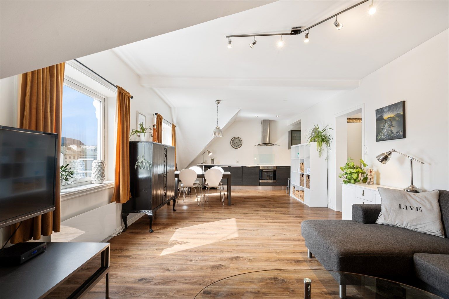 Leiligheten har et herlig og åpent stue-kjøkkenrom, hvor stuedelen er på ca 34m². Her er to, gode vindusflater mot syd som slipper godt med naturlig lys inn i rommet