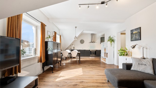 Leiligheten har et herlig og åpent stue-kjøkkenrom, hvor stuedelen er på ca 34m². Her er to, gode vindusflater mot syd som slipper godt med naturlig lys inn i rommet