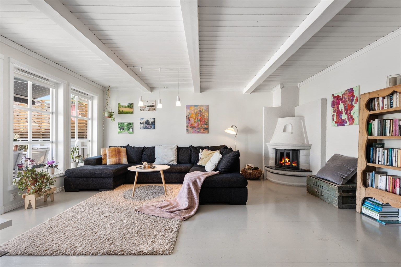 Her får du en innholdsrik bolig med 3 soverom, bad, vaskerom, stue, kjøkken, omkledningsrom, samt innvendig- og utvendig bod.