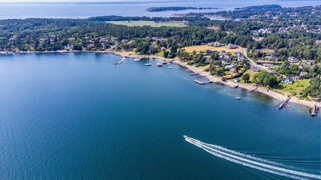 Like utenfor venter den vakre skjærgården og nær sagt utallige utfluktsmuligheter med båt.
