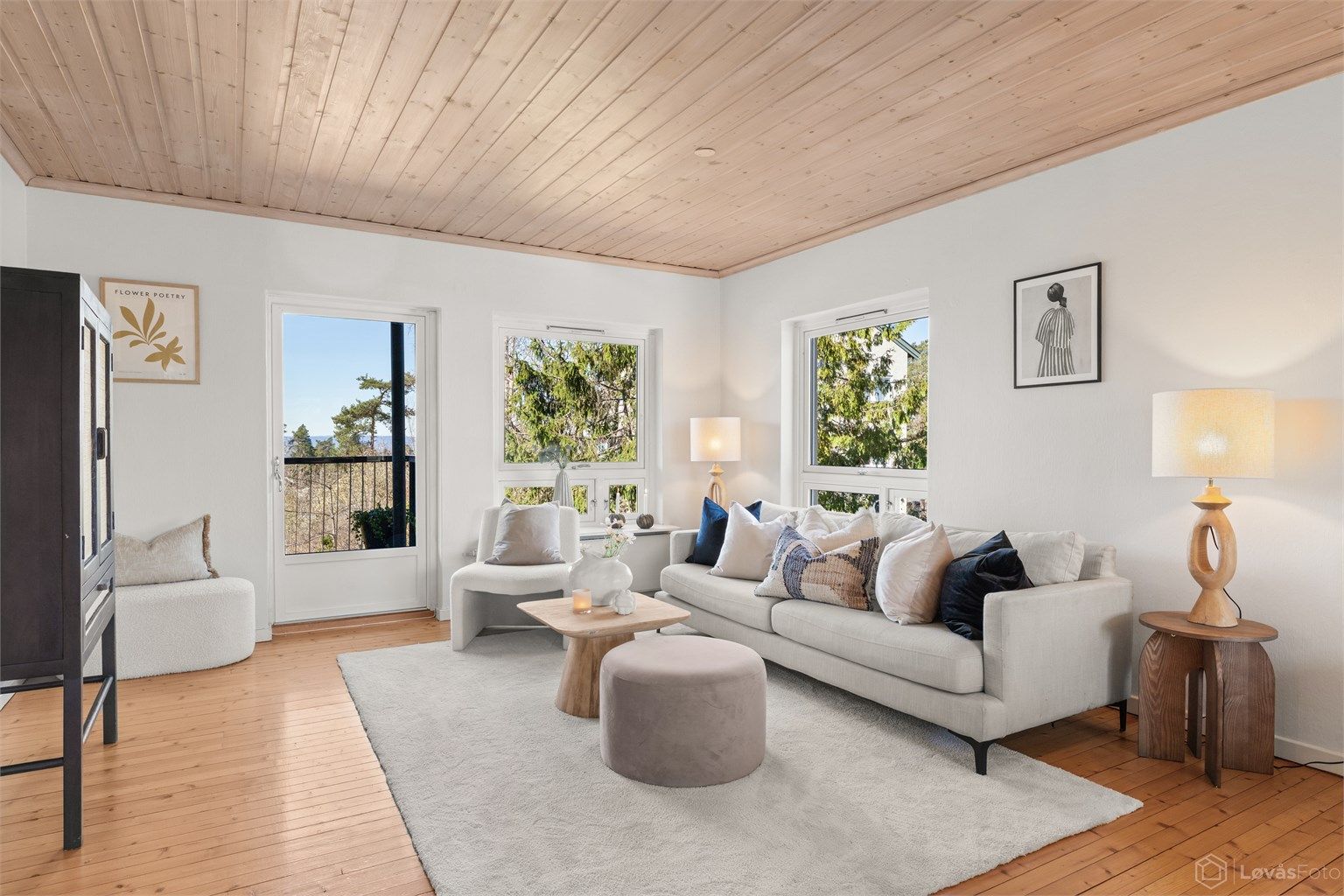 Rommet har ingen gjenboere mot vest og hyggelig utsyn til grøntareal