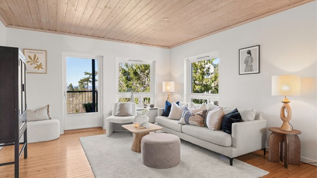 Rommet har ingen gjenboere mot vest og hyggelig utsyn til grøntareal