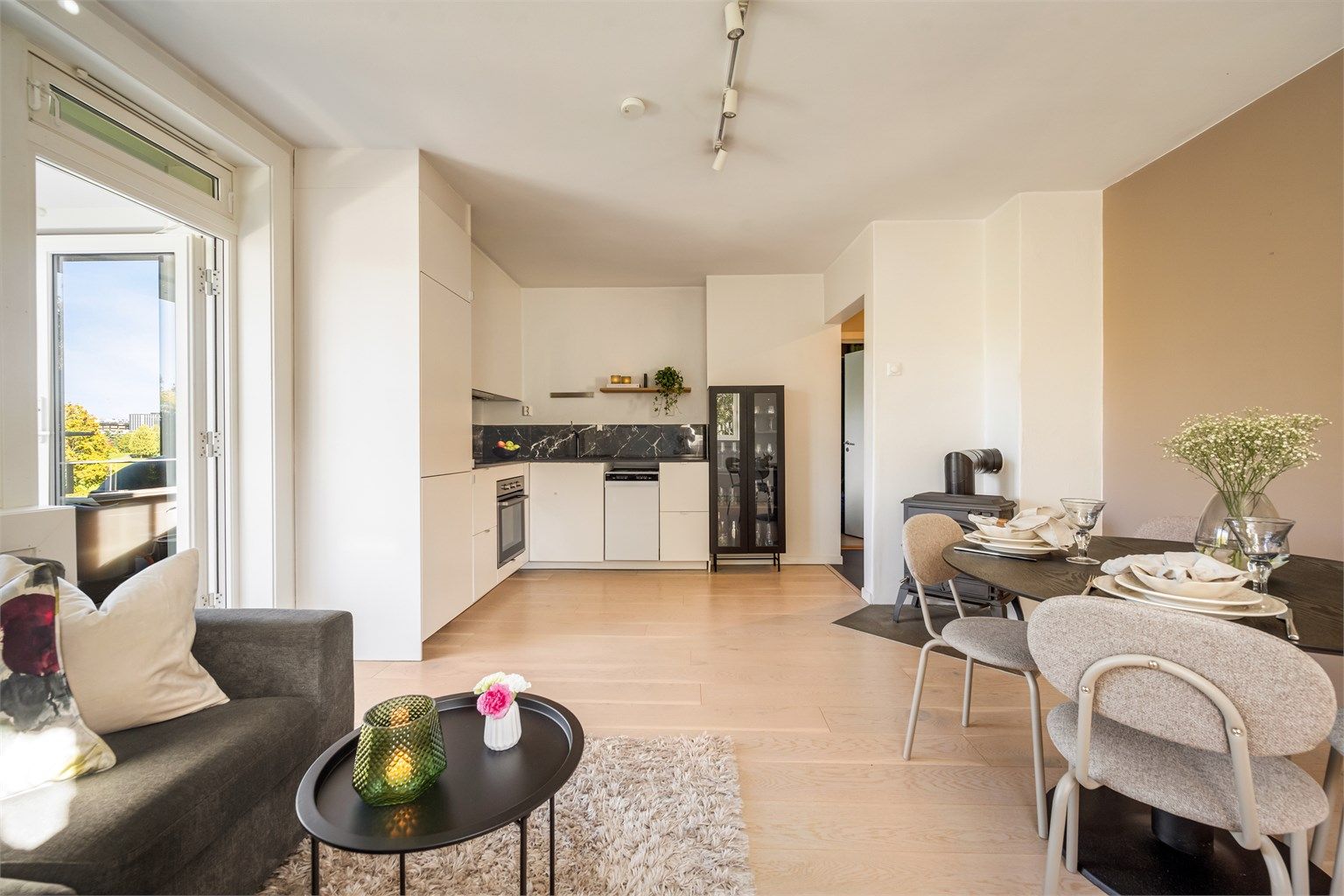 Stuen er lys og romslig, med takhøyde på 2,48 meter, en-stavs parkett og åpen kjøkkenløsning, og det er god plass til både sofa og spisebord.