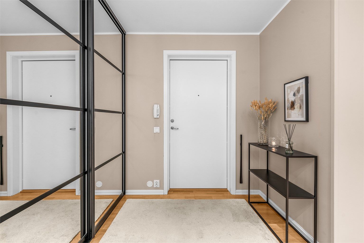 Velkommen inn! Romslig entre med god garderobeplass