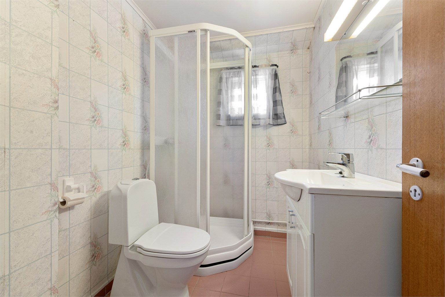 Badet i 2. etasje har flislagt gulv, dusjkabinett og toalett