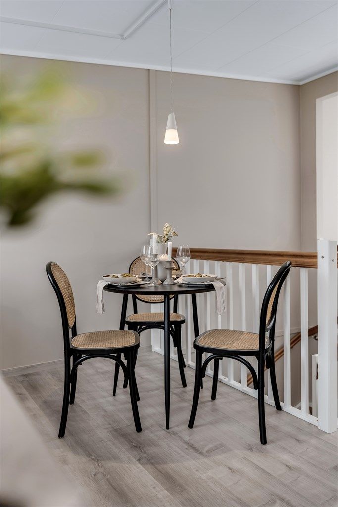 I tilknytning til kjøkkenet er det plass til en hyggelig spisegruppe, som skaper en sosial og naturlig samlingsplass i hverdagen.