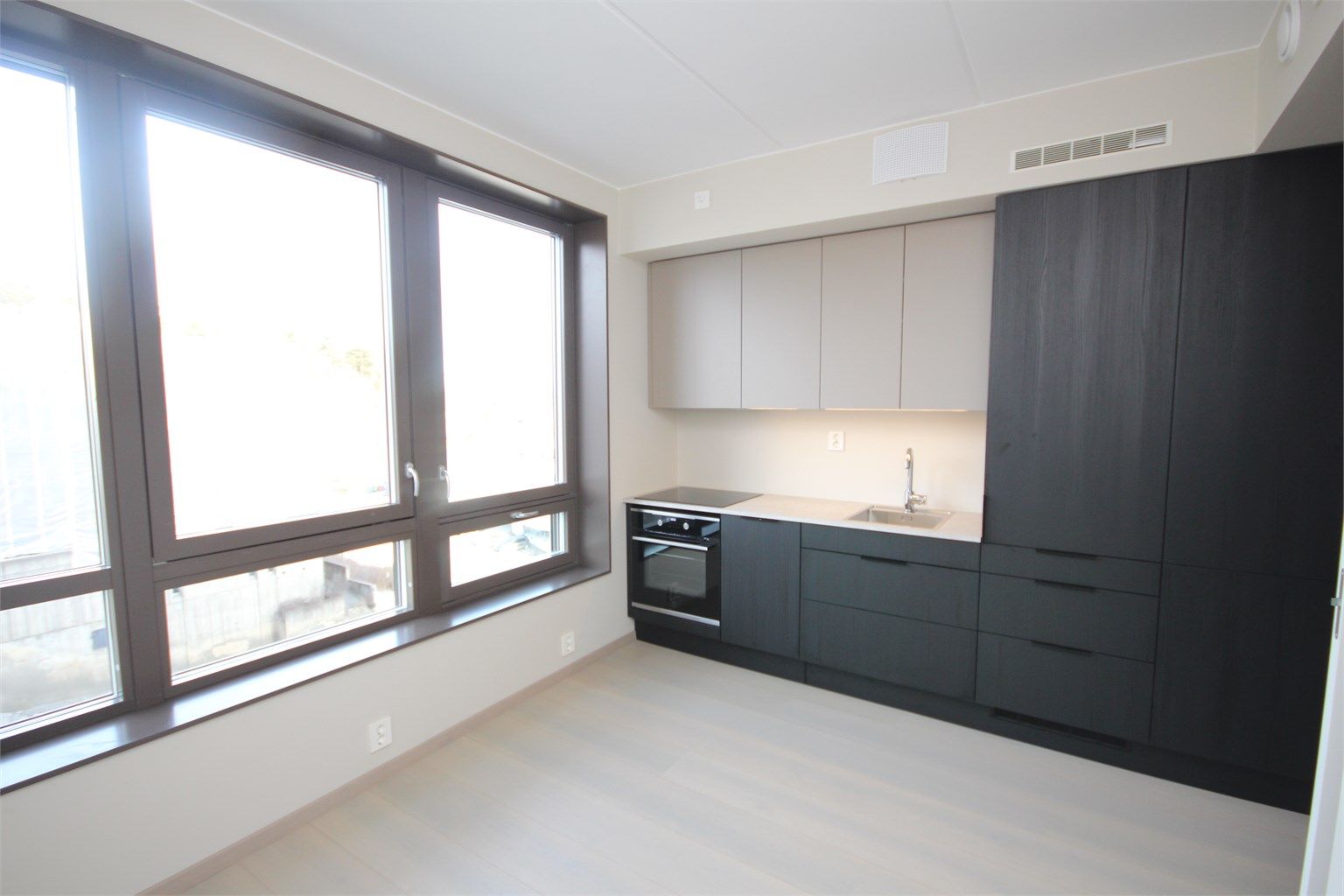 Lyst og luftig oppholdsrom med elektronisk solskjerming.