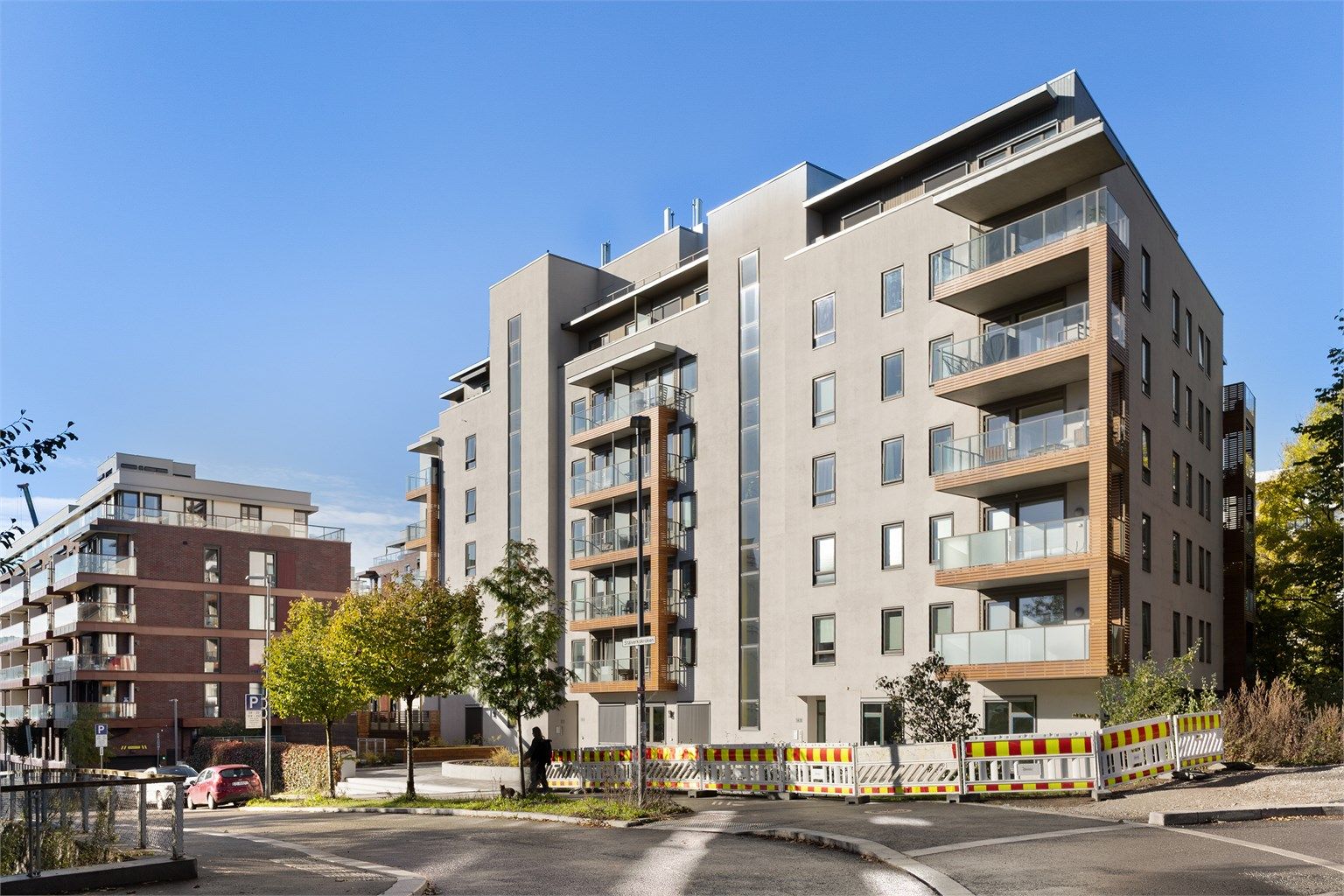 Moderne boligbygg fra 2014 med heisadkomst og en tilbaketrukket, men sentral beliggenhet i Stålverkskroken. Grønne parker, kafeer og T-banen ligger alle innen kort gangavstand. Velkommen til visning!
